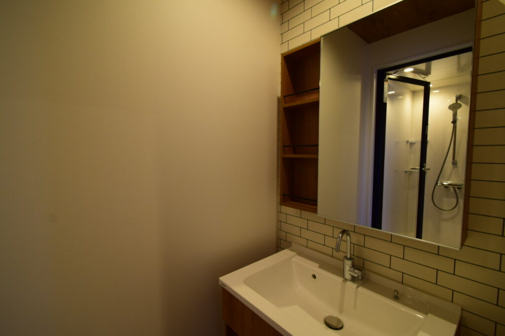 風呂・トイレ付きのトレーラーハウスとは？活用シーンや施工事例・設置のポイントを徹底解説